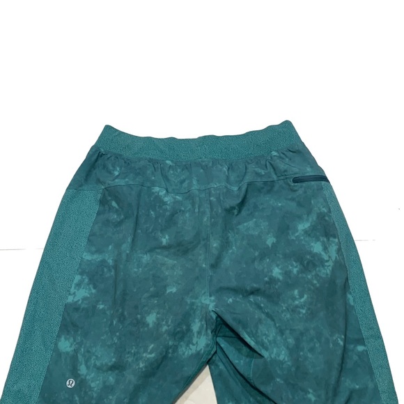 M / Lululemon short - Picture 4 of 5